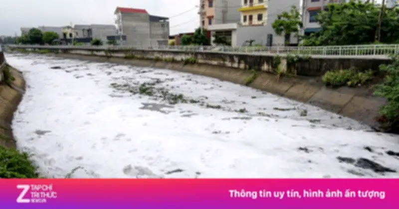 Kênh Kim Đôi ở Bắc Ninh đen kịt, bọt trắng phủ kín suốt 4 tháng chưa rõ nguyên nhân