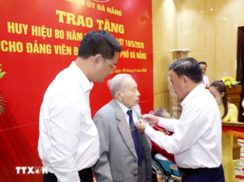 Kết luận của Bộ Chính trị về trao tặng Huy hiệu 80 năm tuổi Đảng trở lên