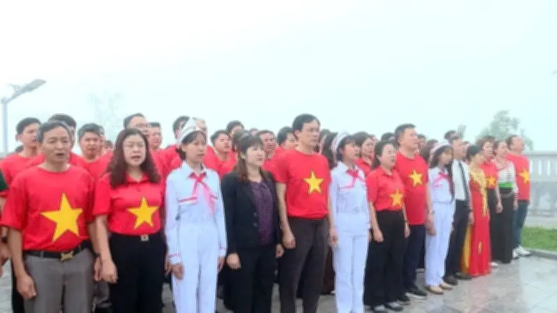 Lễ chào cờ thiêng liêng tại cột cờ A Pa Chải, cực tây Tổ quốc