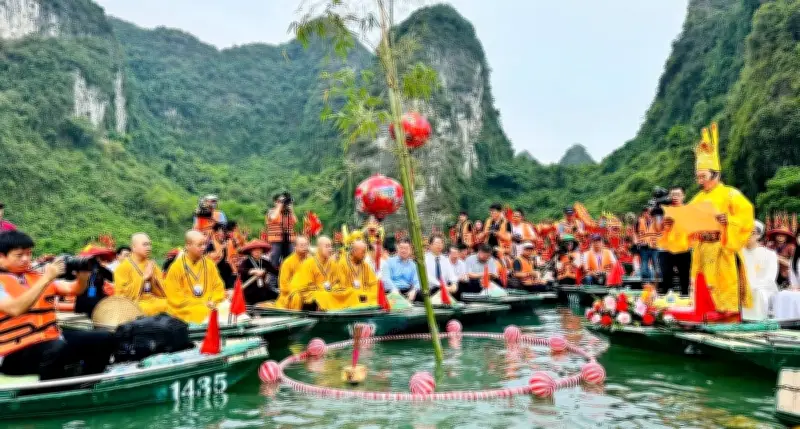Lễ hội Tràng An tái hiện cảnh vua đi lấy nước độc đáo