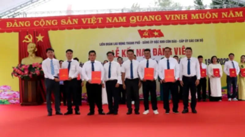Lễ kết nạp đảng viên mới tại Côn Đảo nhân 136 năm Ngày sinh Bác Hồ