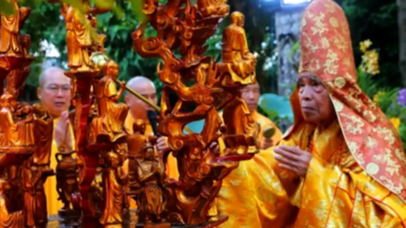 Lễ rước Phật tại Huế thu hút hàng ngàn tăng ni, Phật tử