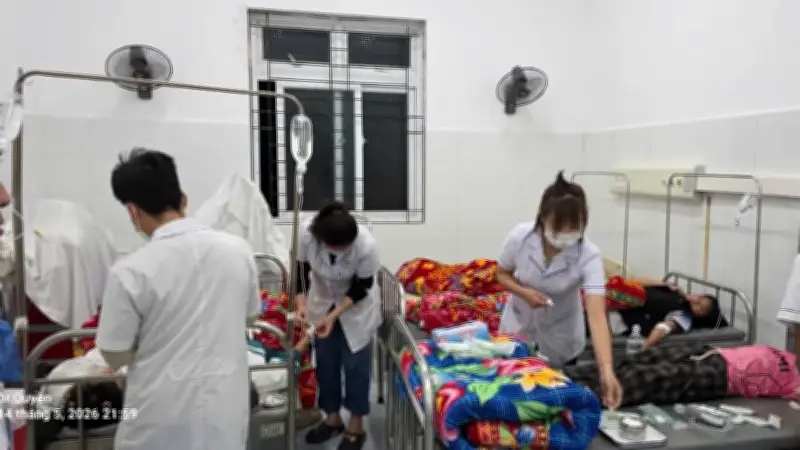 Lai Châu: 206 học sinh nghi ngộ độc do ăn quả lạ, đã ổn định sức khỏe