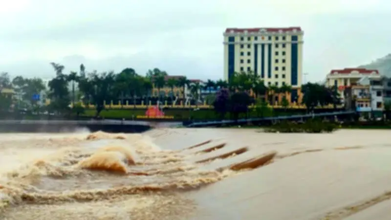 Lực lượng biên phòng hỗ trợ dân di dời tránh lũ tại Móng Cái