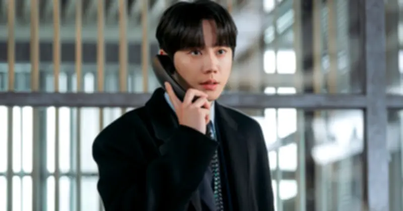 Lee Jun Young từng thử vai 100 lần, nay sống hai cuộc đời trong 'Reborn Rookie'
