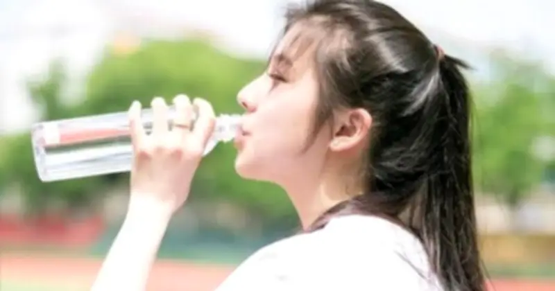 Lời khuyên cho gia đình thường xuyên uống nước đóng chai: Cần biết những lưu ý này