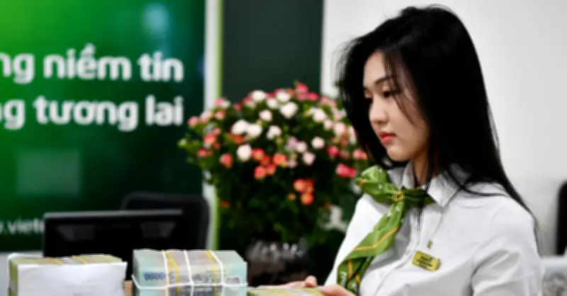 Lãi suất giảm, ngân hàng đua tặng ô tô iPhone để hút tiền gửi