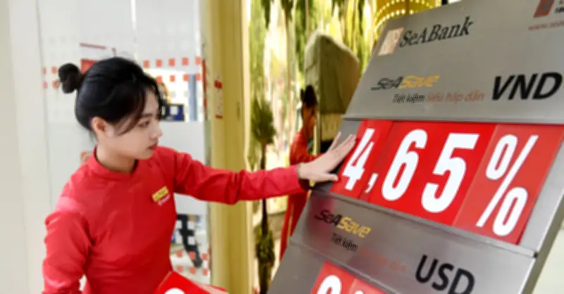 Lãi suất huy động kỳ hạn ngắn tăng mạnh, nhiều ngân hàng niêm yết kịch trần