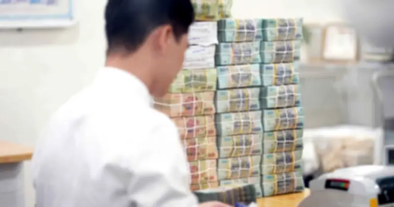 Lãi suất tiết kiệm vẫn neo cao, ngân hàng âm thầm tăng lãi suất