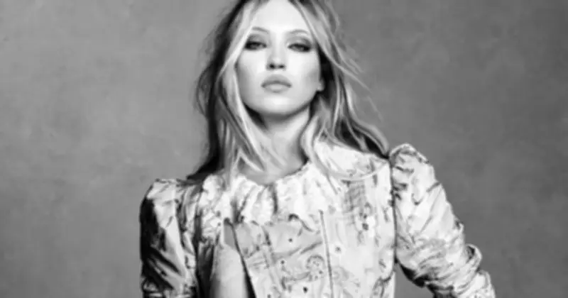 Lila Moss khoe ảnh bán khỏa thân táo bạo, hé lộ góc khuất mẹ Kate Moss