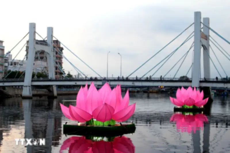 Lâm Đồng thắp sáng 7 đóa đại hoa sen trên sông Cà Tỷ mừng Phật Đản