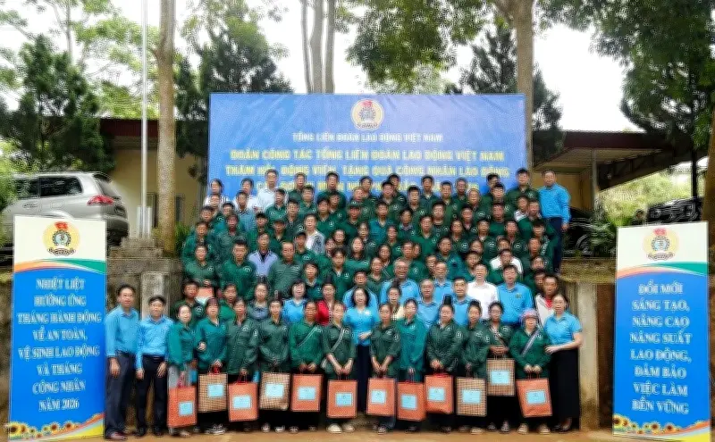 Lãnh đạo Tổng Liên đoàn Lao động Việt Nam thăm và tặng quà công nhân cao su tại Điện Biên