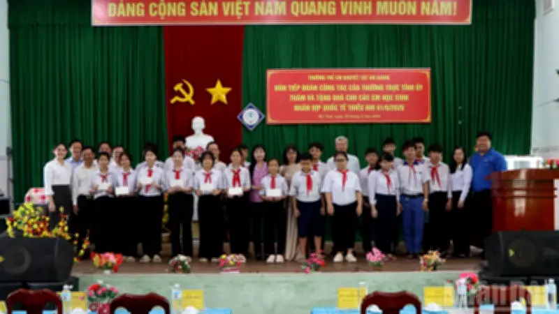Lãnh đạo tỉnh An Giang thăm và tặng quà Trường Trẻ em khuyết tật nhân dịp 1/6
