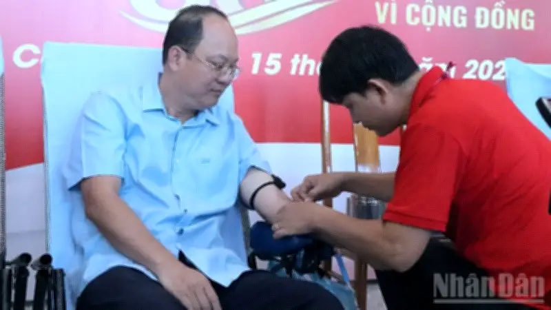 Lãnh đạo tỉnh Cà Mau tham gia hiến máu tình nguyện, hơn 300 đơn vị máu được trao tặng