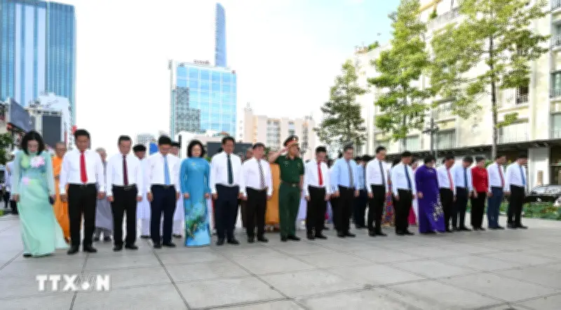 Lãnh đạo TP.HCM dâng hương tưởng niệm Chủ tịch Hồ Chí Minh