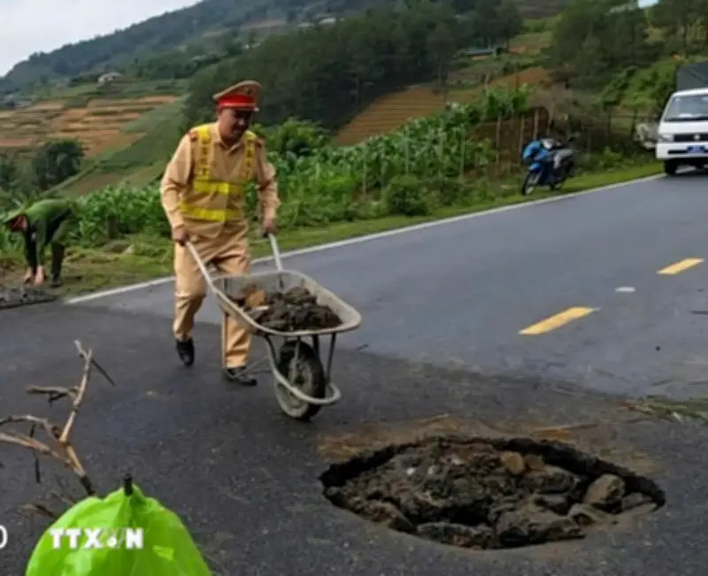 Lào Cai: Một số khu vực xuất hiện sạt lở, nước lũ dâng cao sau mưa lớn