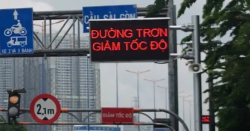 Lắp loa màn hình LED hỗ trợ người dân qua cầu Sài Gòn an toàn ngày mưa giông