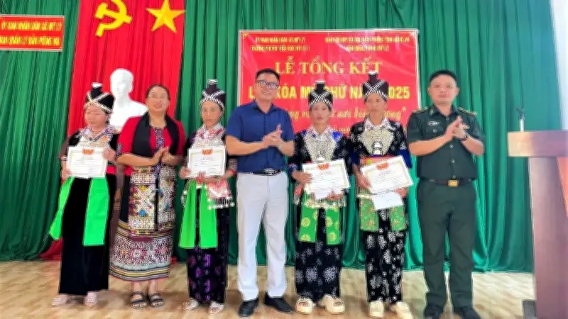 Lớp xóa mù chữ cho phụ nữ H'Mông biên giới Nghệ An