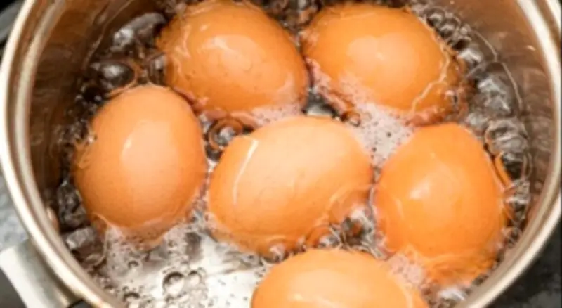 Luộc trứng mà cho thêm 1 thìa này, bóc vỏ trơn tuột, thơm ngon hơn hẳn