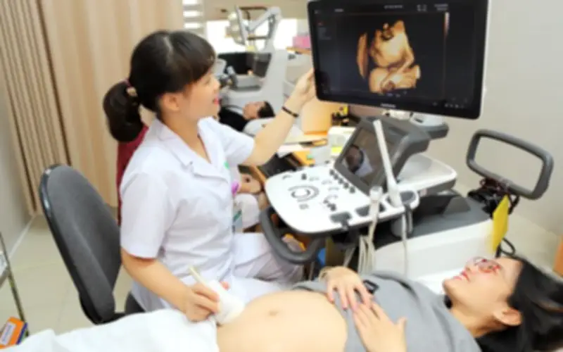 Mẹ bầu cần làm gì để bảo vệ sức khỏe thai kỳ trong thời tiết nắng nóng