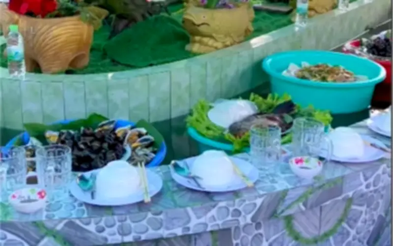 Đám giỗ miền Tây độc lạ: Tiệc băng chuyền giữa sân thu hút triệu view