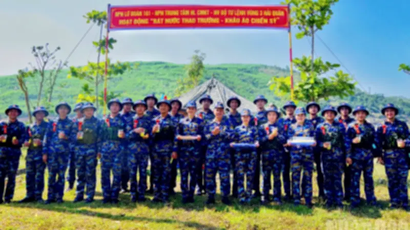 Mô hình 'Bát nước thao trường' tiếp lửa cho chiến sĩ mới Vùng 3 Hải quân