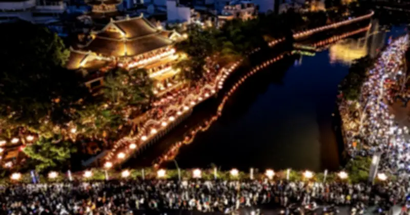 Đêm hoa đăng rực rỡ mùa Phật đản tại chùa Pháp Hoa, TP.HCM