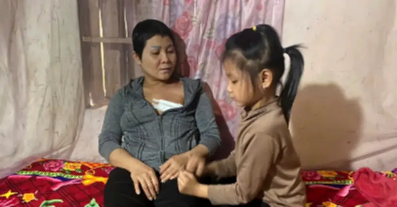 Mẹ mắc ung thư cần tiền chữa trị, con gái nhờ bật khóc cầu cứu