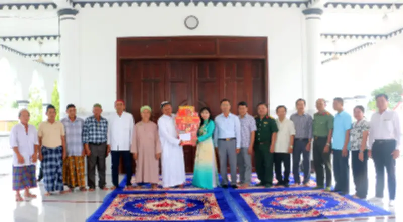 Ấm tình đoàn kết trong dịp Tết Roya Haji của đồng bào Chăm An Giang