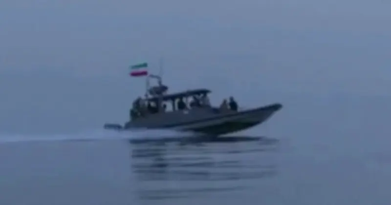 Mỹ và Iran đối đầu căng thẳng tại eo biển Hormuz, hàng trăm tàu mắc kẹt