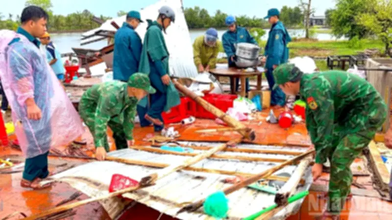Mưa dông lốc làm sập tốc mái 5 nhà dân tại Cà Mau, 3 người bị thương