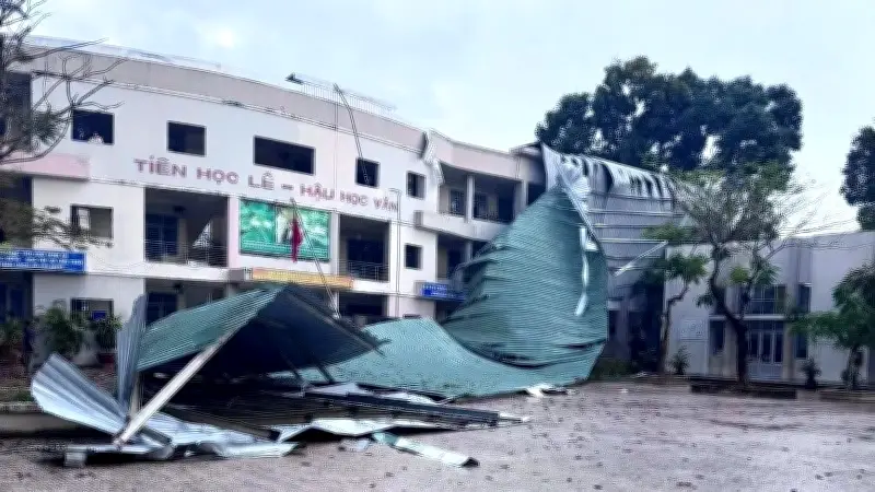 Mưa dông làm tốc mái trường tiểu học tại Đồng Nai, hàng trăm triệu đồng thiệt hại