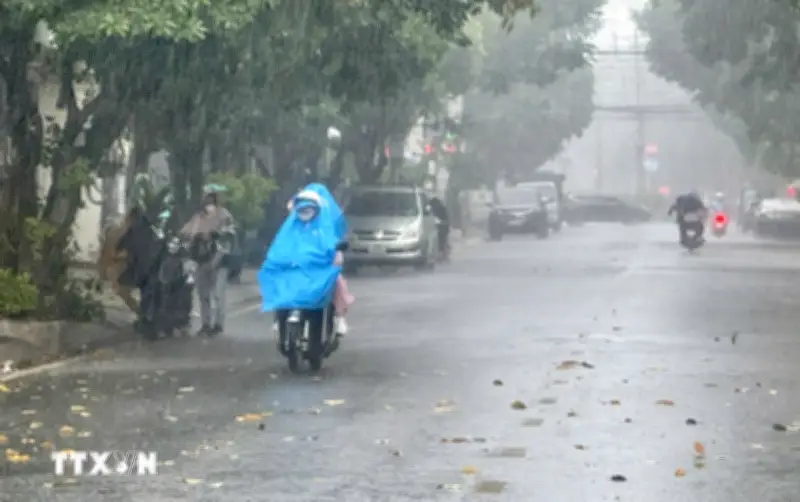 Mưa lớn cục bộ, cảnh báo lũ quét và sạt lở ở 4 tỉnh Trung Bộ
