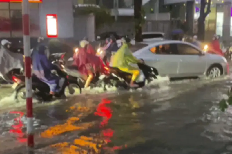 Mưa lớn chiều tối 28/5 khiến nhiều tuyến phố Hà Nội ngập sâu, giao thông ùn tắc