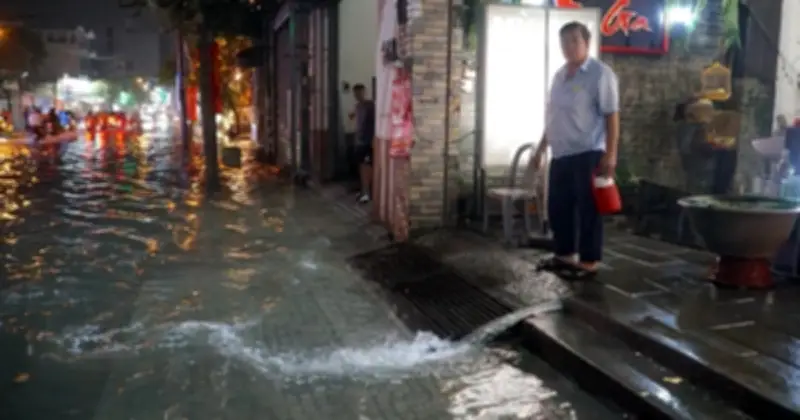 Mưa lớn chiều tối khiến nhiều tuyến đường ở Gò Vấp ngập nặng