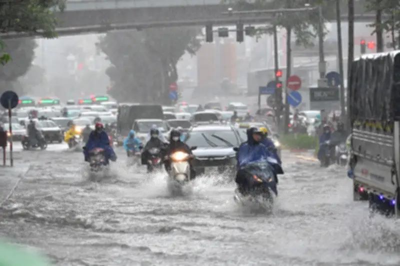 Mưa lớn diện rộng ở Bắc Bộ và Trung Bộ, nguy cơ lũ quét và sạt lở