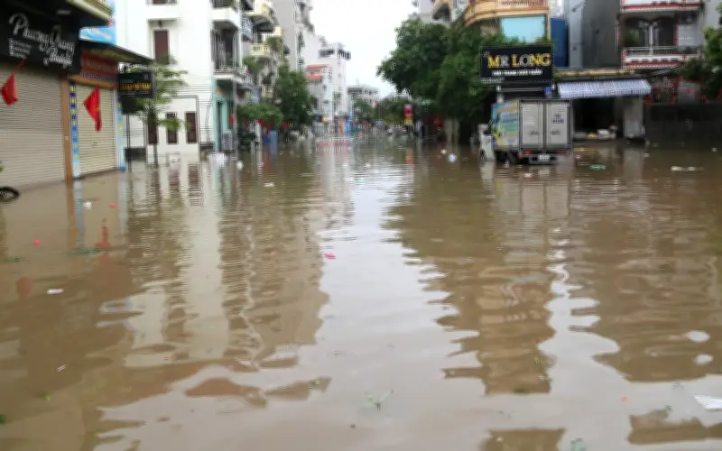 Mưa lớn, dông lốc gây thiệt hại nặng tại nhiều tỉnh thành