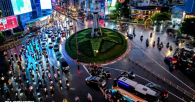 Mưa lớn giờ tan tầm, đường Điện Biên Phủ ùn tắc kéo dài