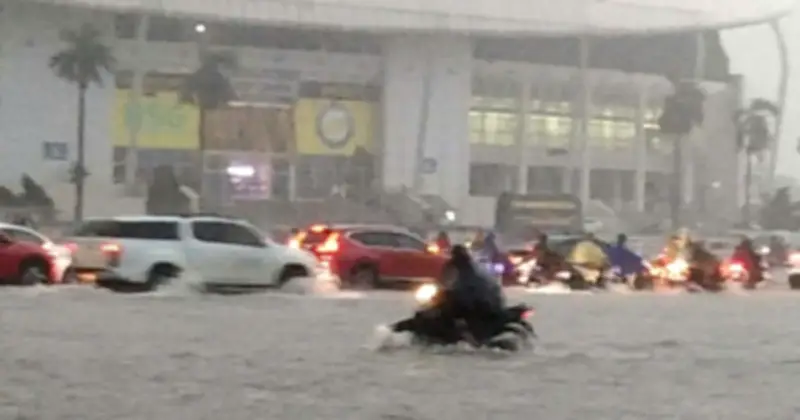 Mưa lớn giải nhiệt sau nắng nóng, nhiều tuyến phố Hà Nội ngập sâu