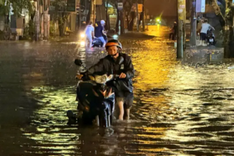Mưa lớn gây ngập cục bộ nhiều tuyến đường tại TPHCM, xe chết máy hàng loạt