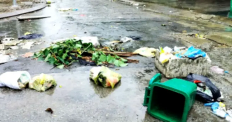 Mưa lớn gây ngập lụt, rác thải tràn ngập đường phố Thanh Hóa