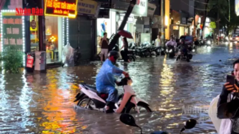 Mưa lớn gây ngập nhiều tuyến phố Hà Nội, các trạm bơm khẩn trương hoạt động