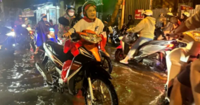 Mưa lớn gây ngập nặng tại phường Linh Xuân, nhiều phương tiện chết máy