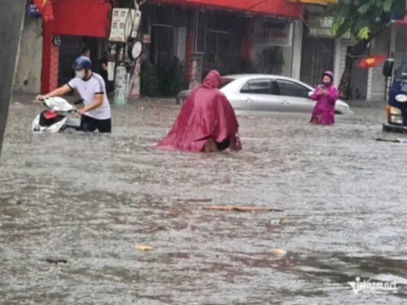 Mưa lớn gây ngập sâu cục bộ nhiều nơi, cảnh báo lốc sét