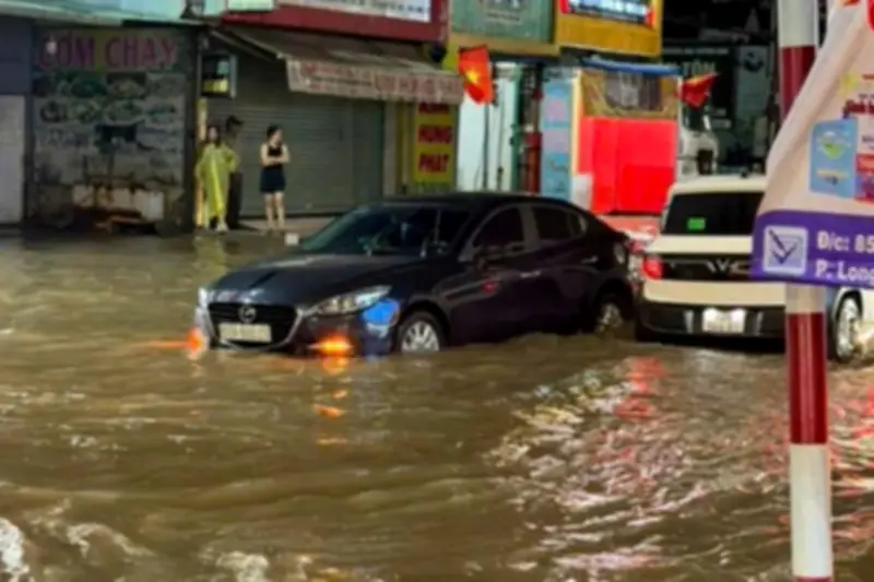 Mưa lớn gây ngập sâu nhiều tuyến đường ở Đồng Nai, giao thông hỗn loạn
