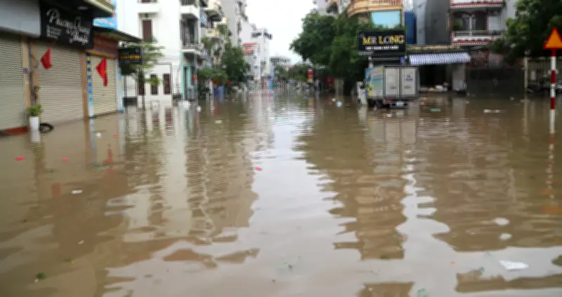 Mưa lớn gây ngập ở trung tâm Quảng Ninh, Hải Phòng, nước tràn cả vào nhà dân