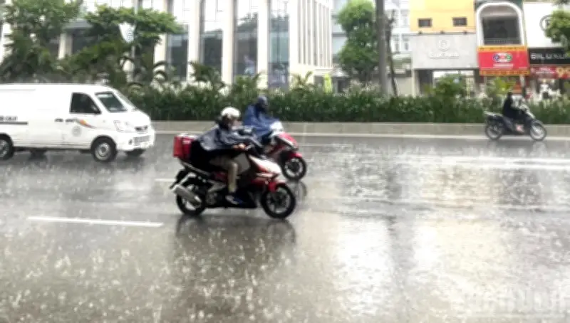 Mưa lớn trên 100mm ở nhiều nơi, cảnh báo lốc sét và ngập úng