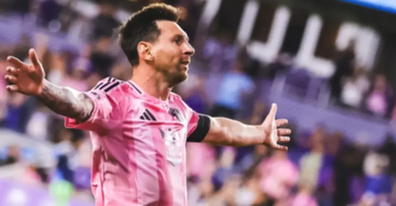 Messi rời sân sớm vì căng cơ, người hâm mộ Argentina lo lắng