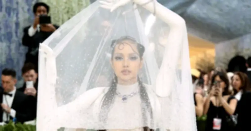 Met Gala 2026: Hailey Bieber tỏa sáng, Rosé 'tàng hình', Lisa gây sốc