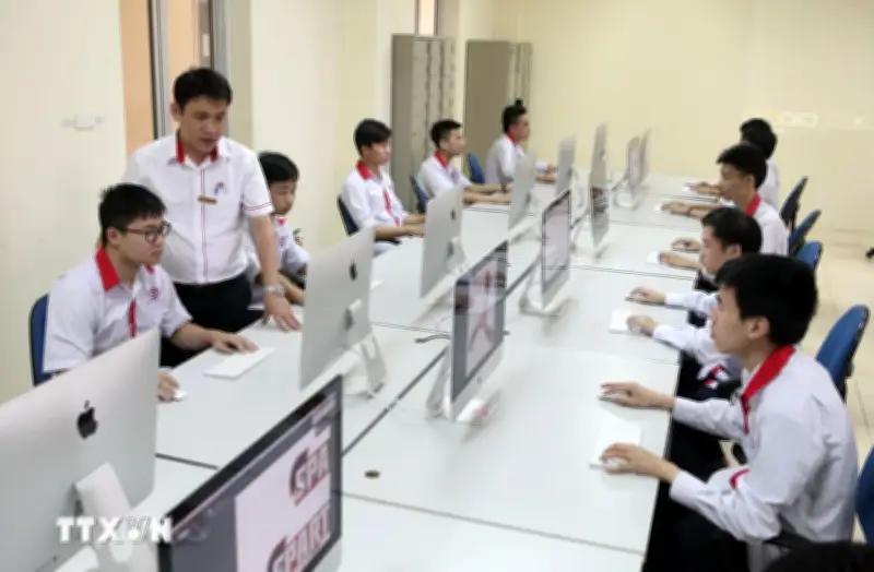 Mỗi viên chức chỉ được là giảng viên cơ hữu của một cơ sở giáo dục